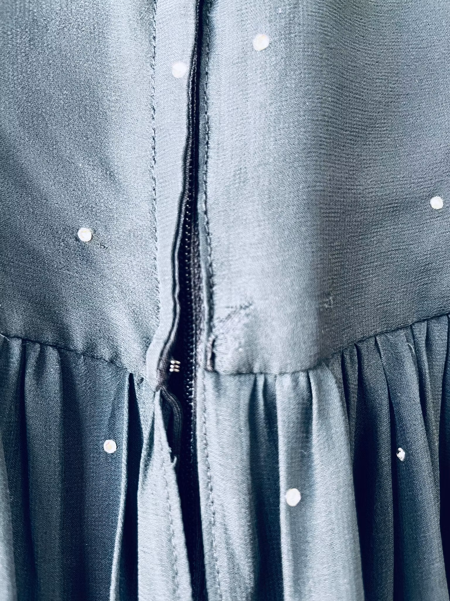Vintage klänning med stenar