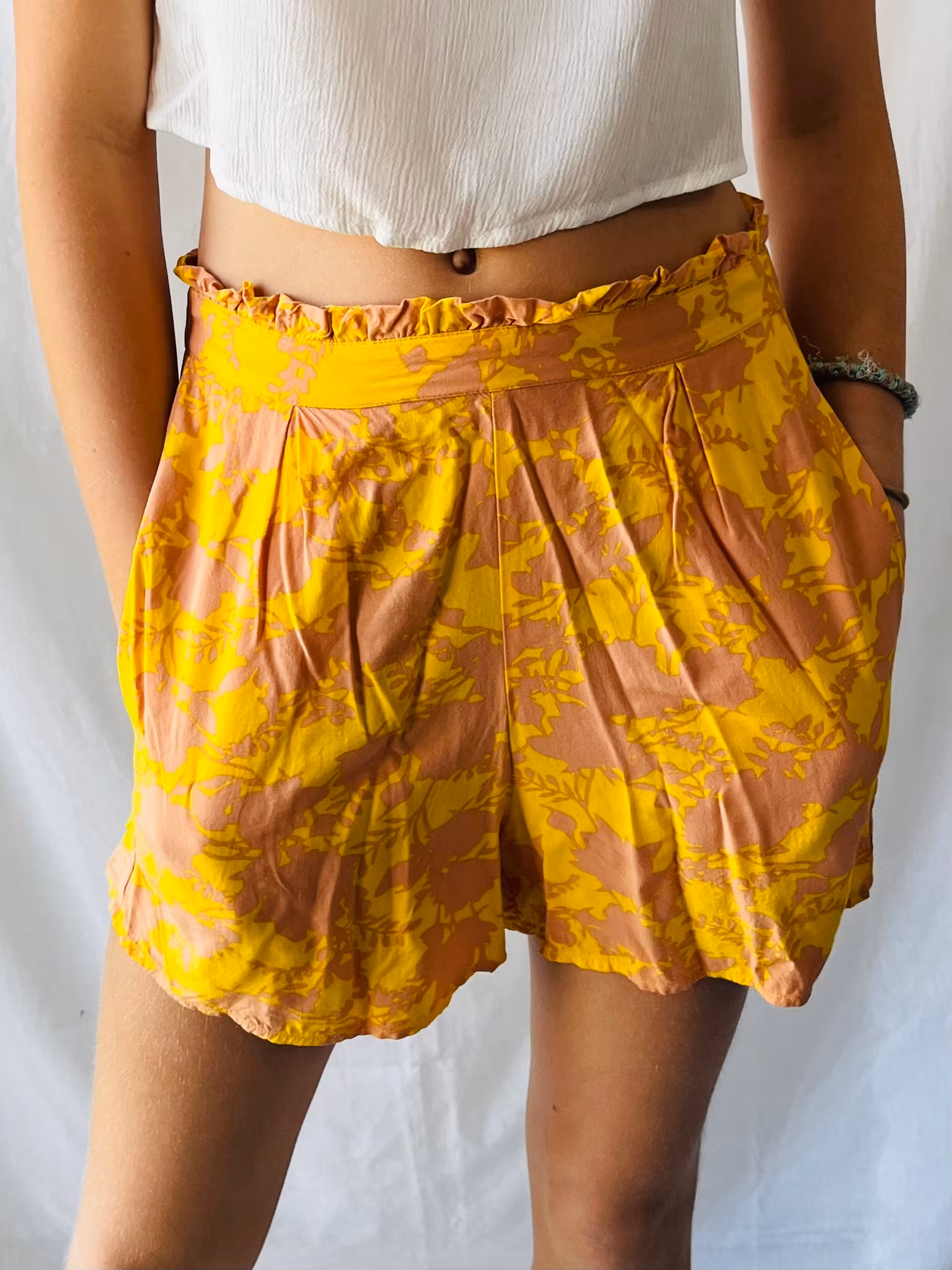 Mönstrade gula shorts