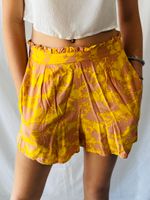 Mönstrade gula shorts