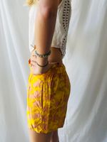 Mönstrade gula shorts