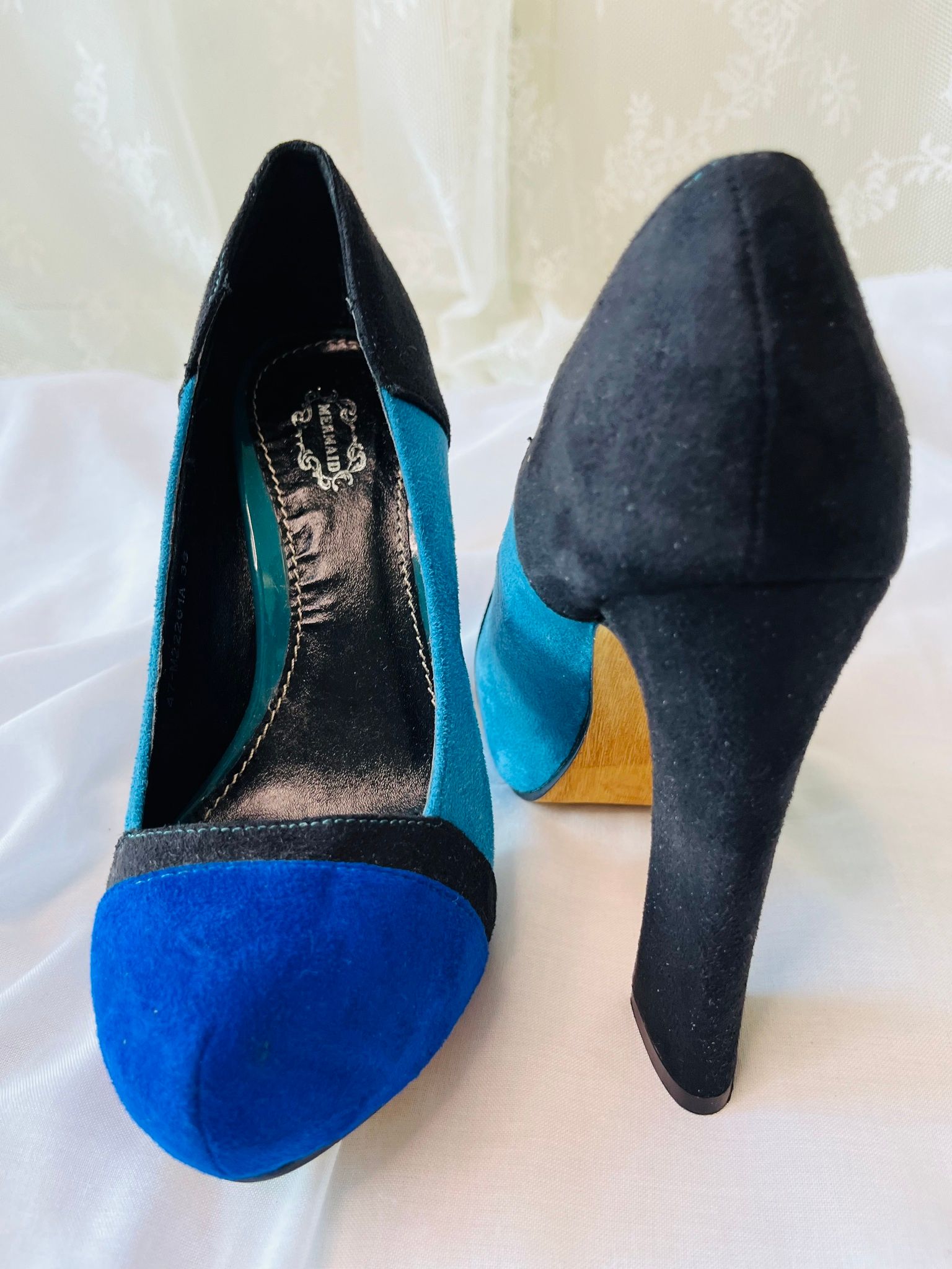 Blockfärgade pumps