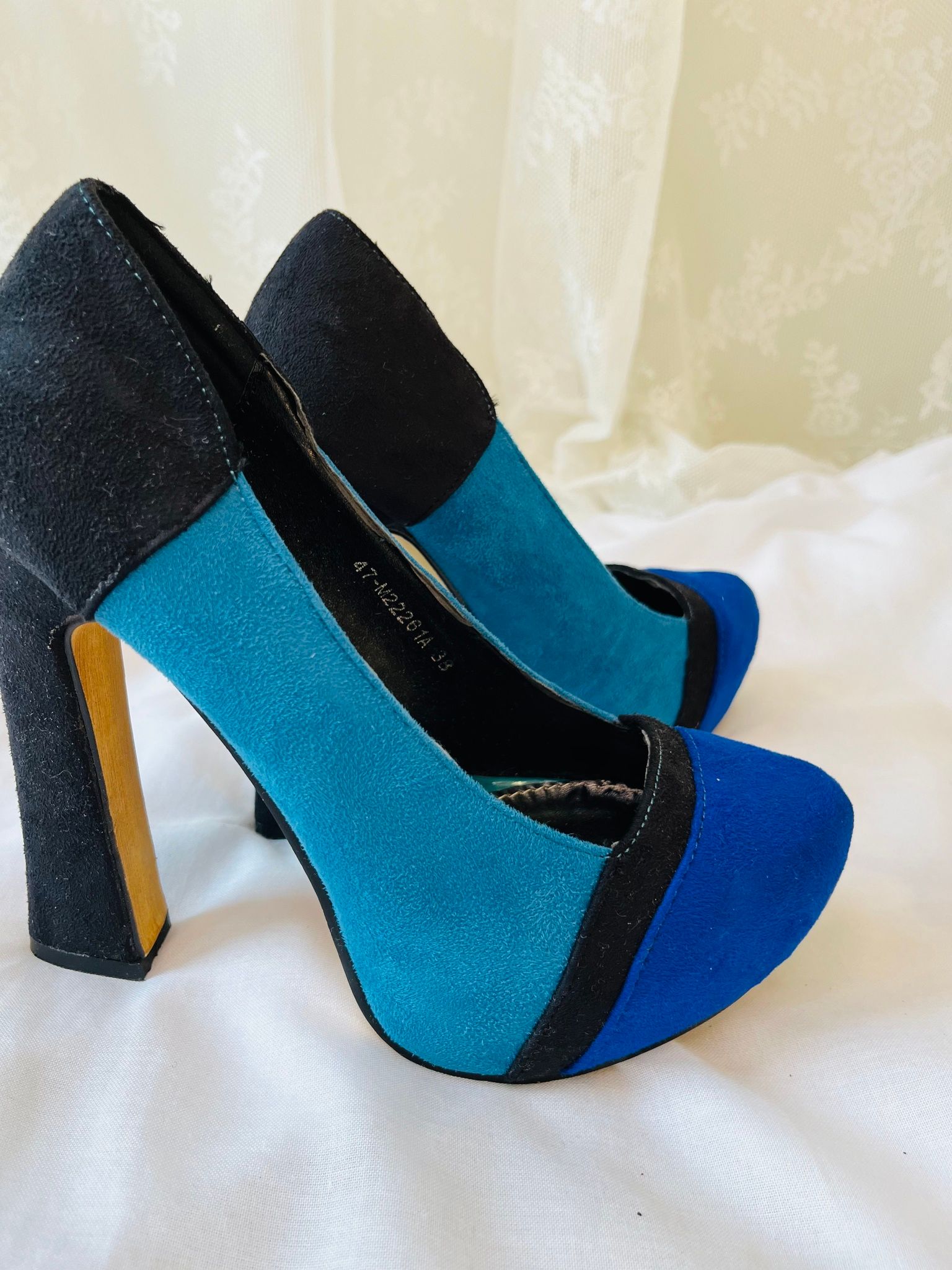 Blockfärgade pumps