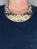 Halsband med flätat mönster