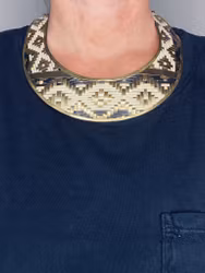 Halsband med flätat mönster
