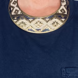 Halsband med flätat mönster