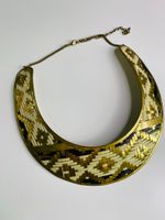 Halsband med flätat mönster