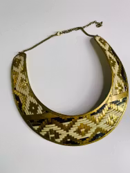 Halsband med flätat mönster