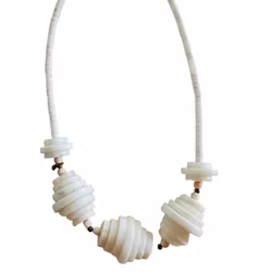 Halsband med vita stenar
