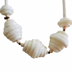 Halsband med vita stenar