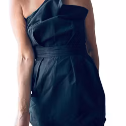 Klänning med en bar axel