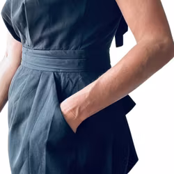 Klänning med en bar axel