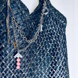 Handgjord silverfärgad bagcharm