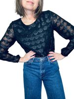 Svart skimrande blus med geometriskt mönster