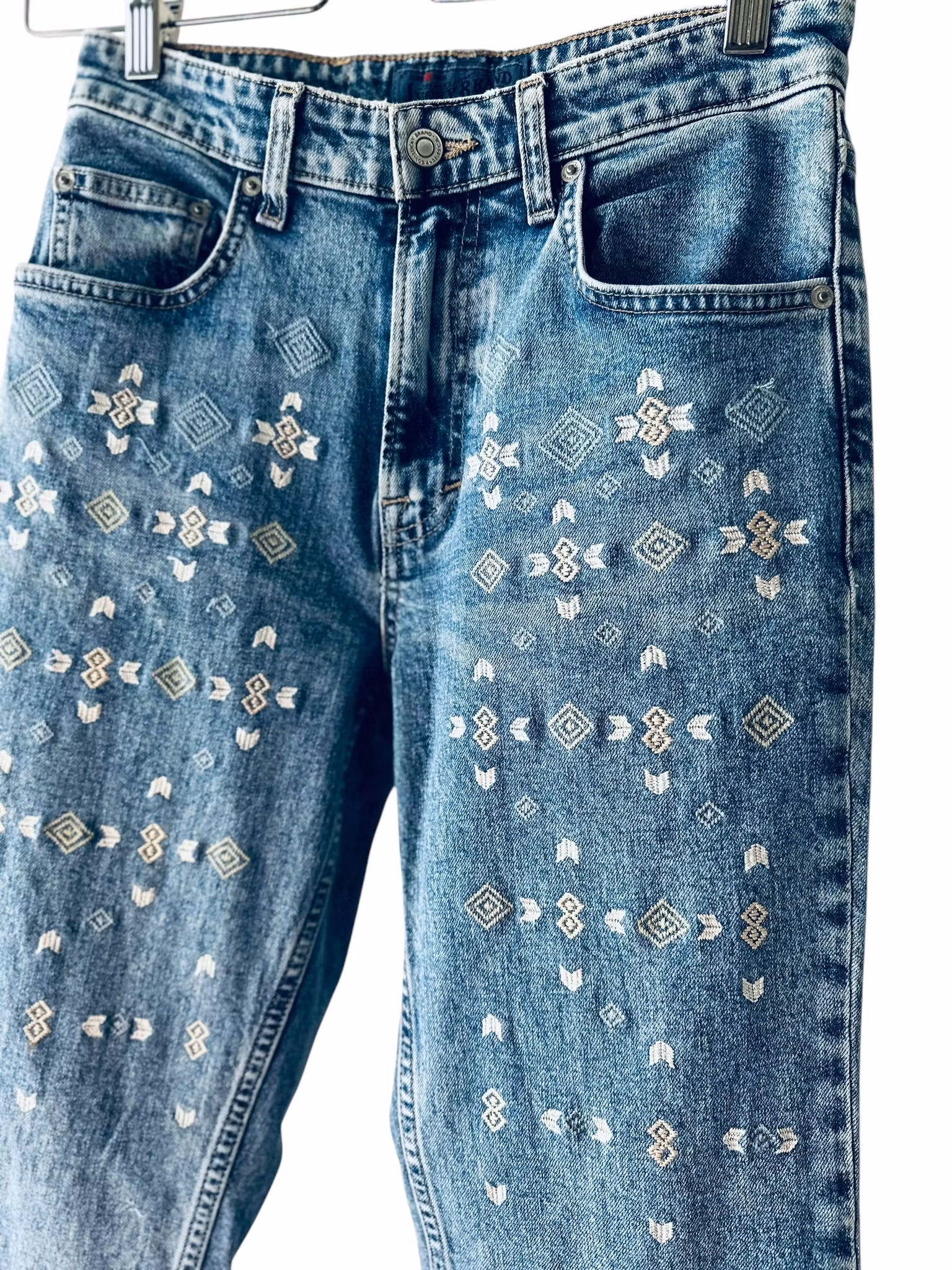 Jeans med bohemiska broderier