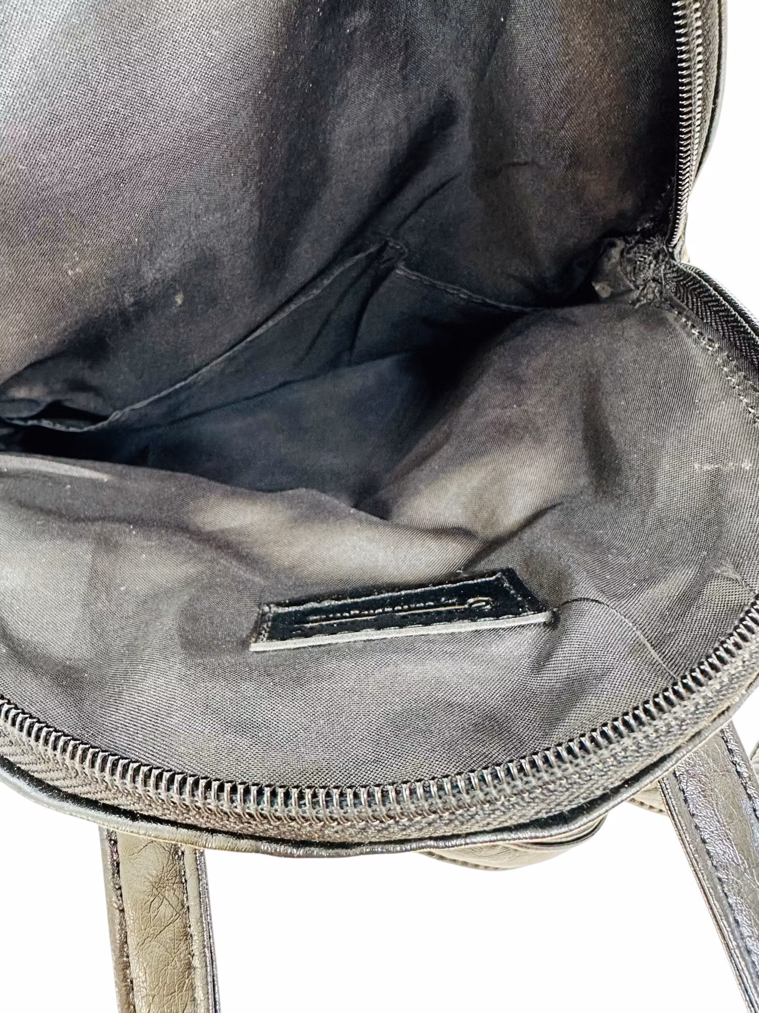 Liten svart ryggsäck