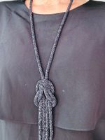 Halsband i blåsvarta pärlor