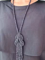 Halsband i blåsvarta pärlor