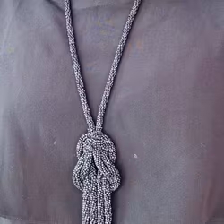 Halsband i blåsvarta pärlor