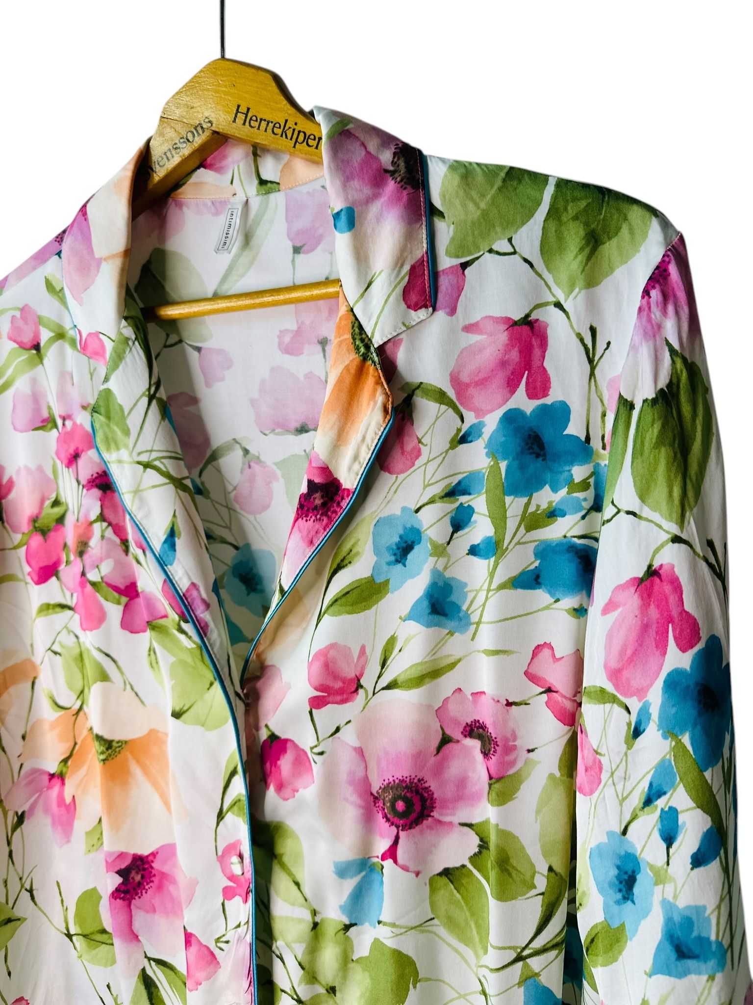 Blommig jacka i pyjamasmodell