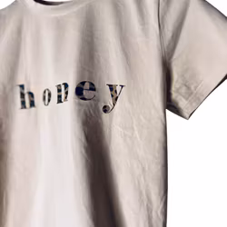 Tisha med "Honey" i leo