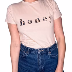 Tisha med "Honey" i leo