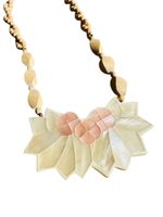 Halsband i pärlemor
