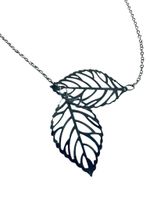 Halsband med skira löv