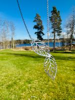 Halsband med skira löv