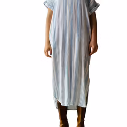 Ljusblårandig klänning med krås