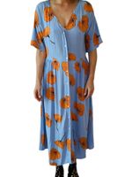 Blå klänning med orange blommor