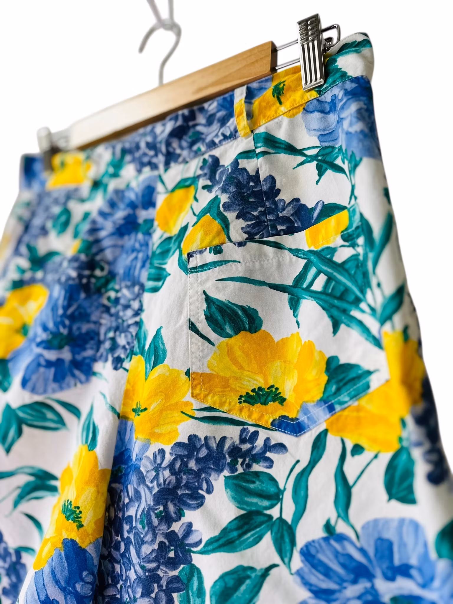 Blommiga längre shorts