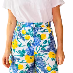 Blommiga längre shorts