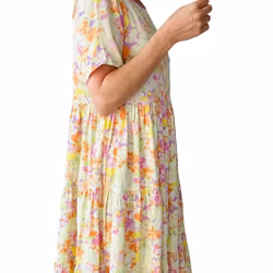 Blommig viskosklänning