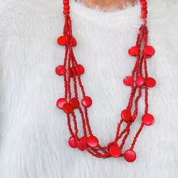 Rött flerradigt halsband