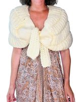 Hemstickad smörgul sjal/poncho