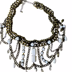 Maxat halsband med vita stenar