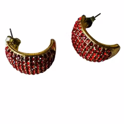 Örhängen med röda stenar