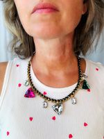 Halsband med färgglada stenar