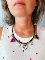 Halsband med färgglada stenar