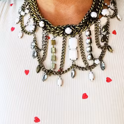 Maxat halsband med vita stenar