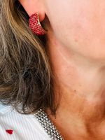 Örhängen med röda stenar