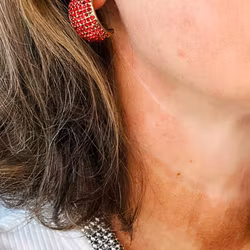 Örhängen med röda stenar