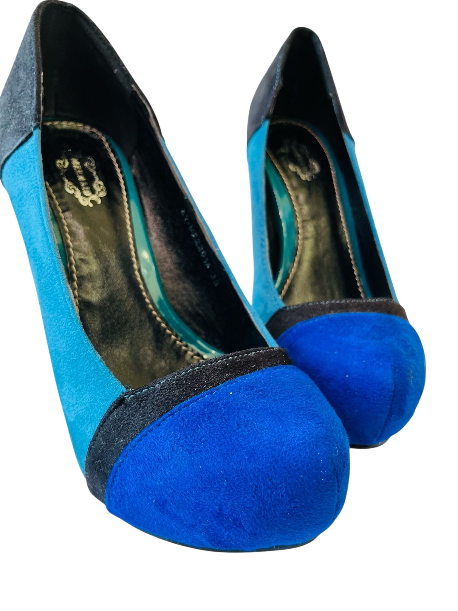 Blockfärgade pumps