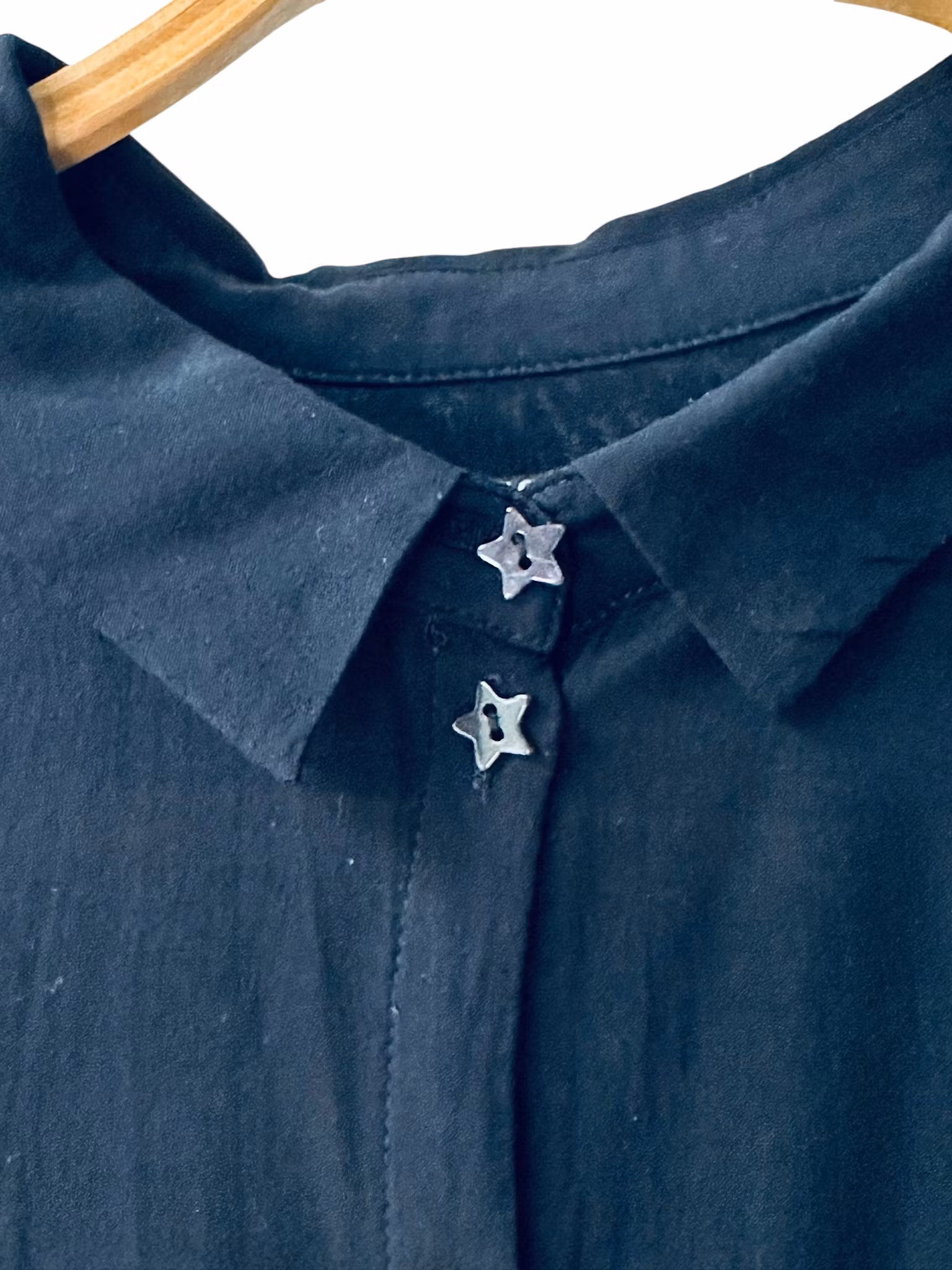 Svart blus med stjärnknappar