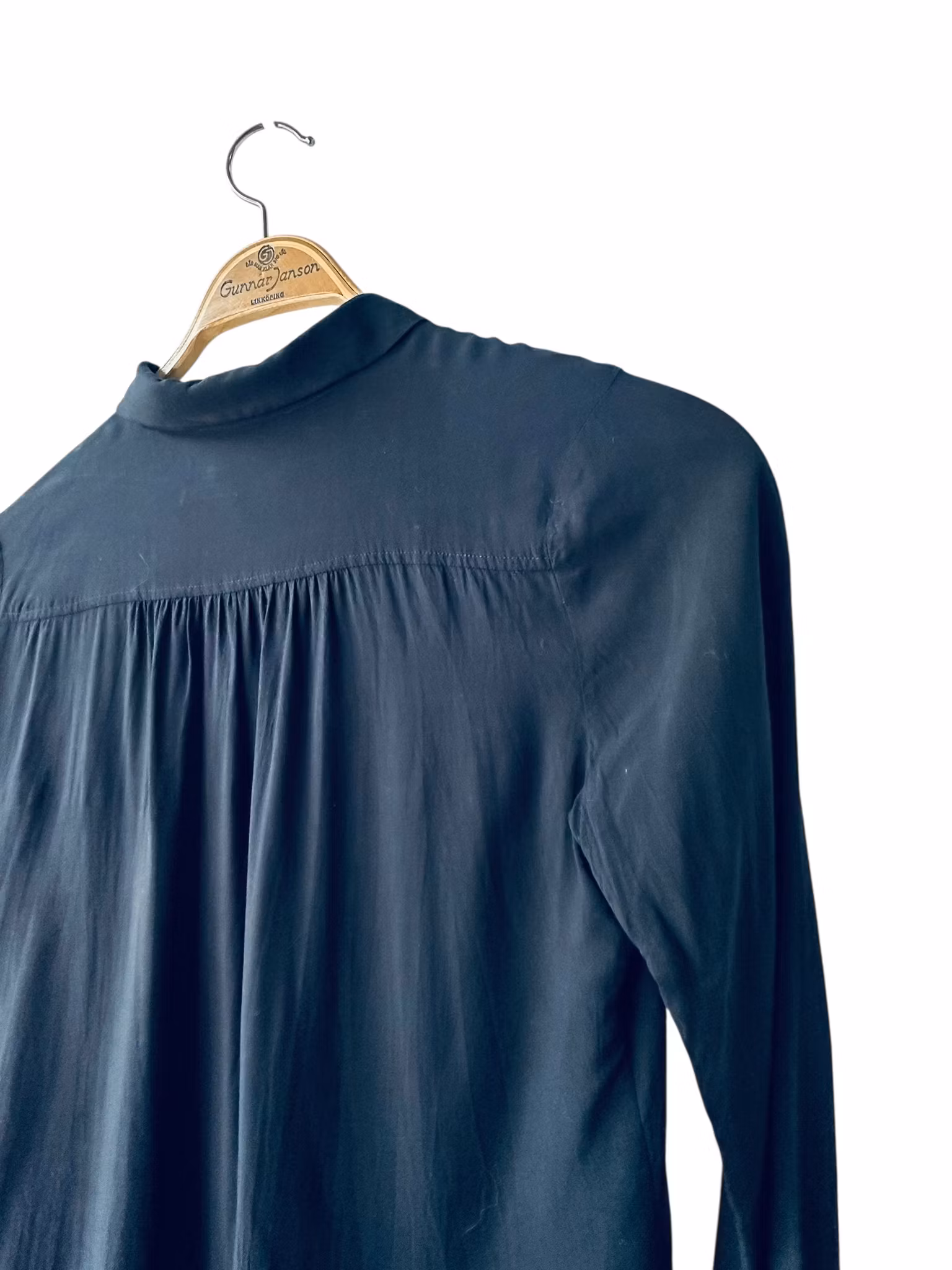 Svart blus med stjärnknappar