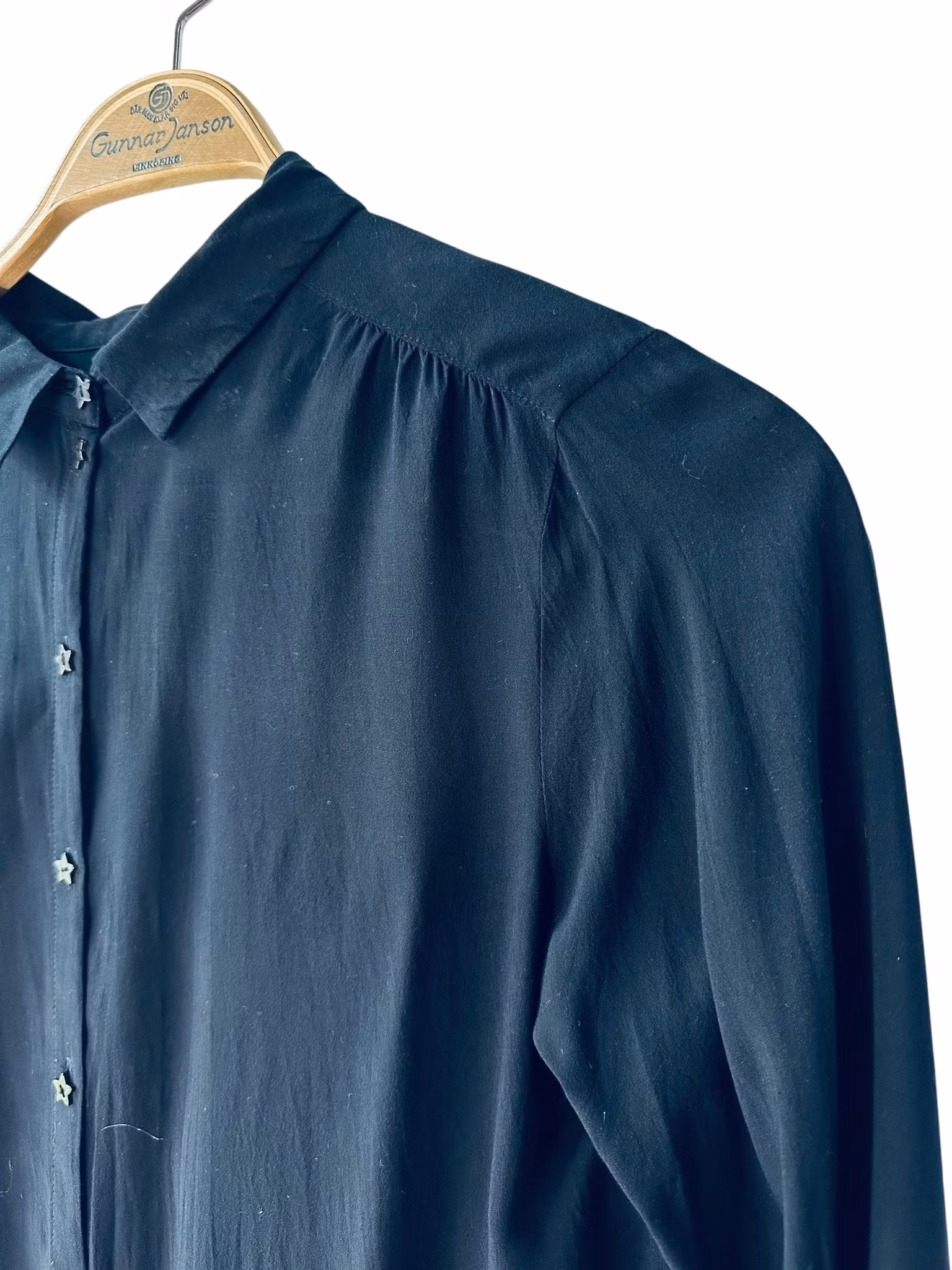 Svart blus med stjärnknappar