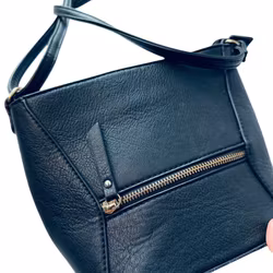 Svart axelremsväska