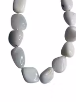 Halsband med vit agat