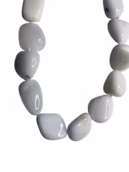 Halsband med vit agat