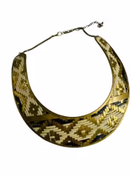 Halsband med flätat mönster
